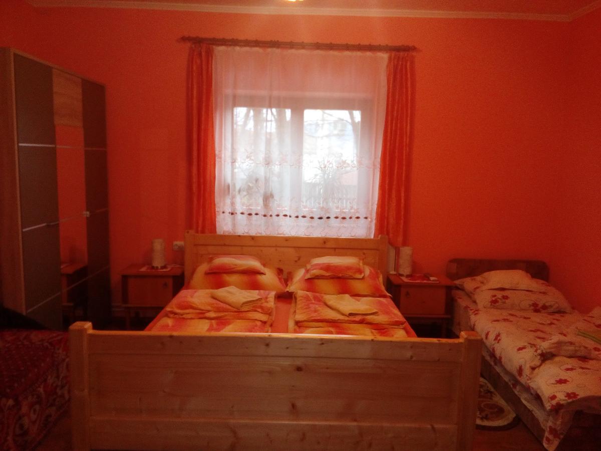 Csergo Ildiko Vendeghaz Hotel Lazarea Bagian luar foto