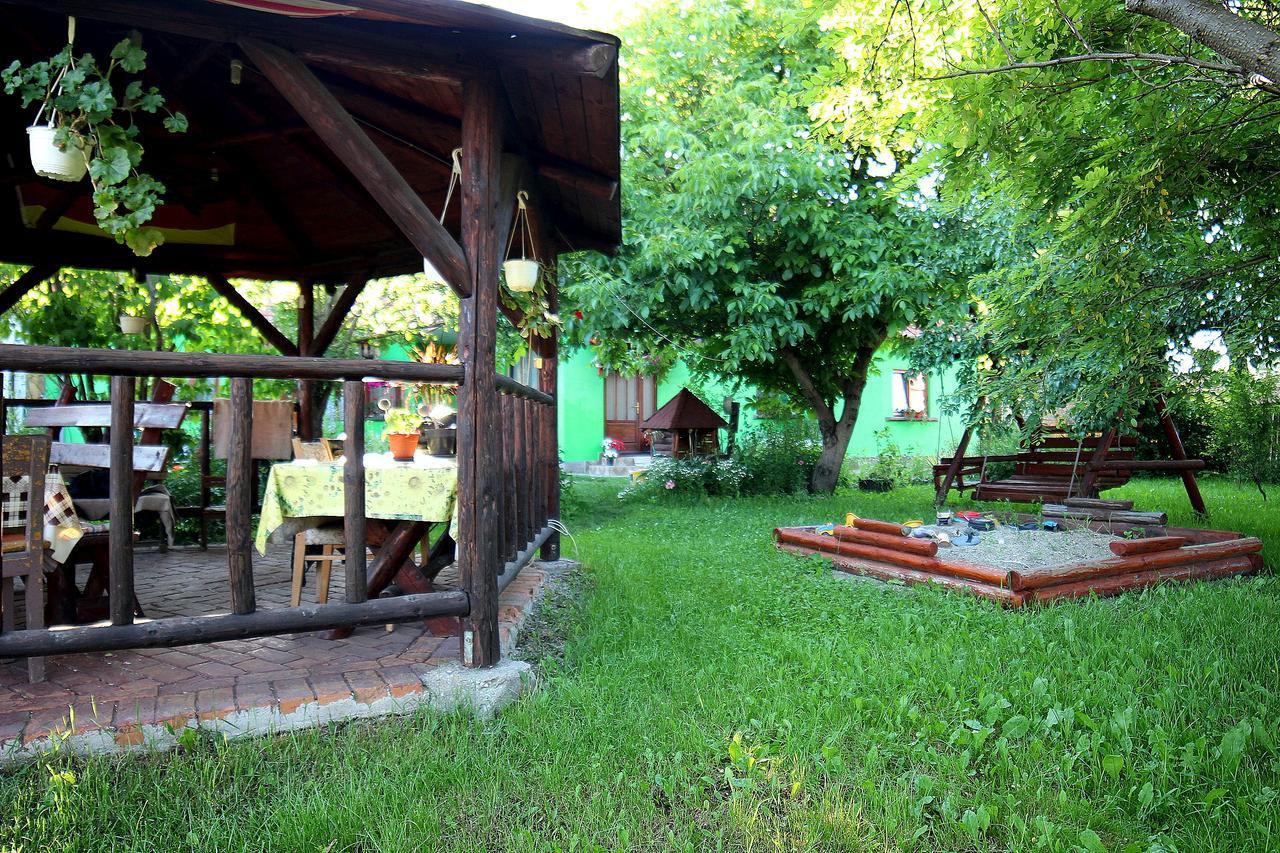 Csergo Ildiko Vendeghaz Hotel Lazarea Bagian luar foto