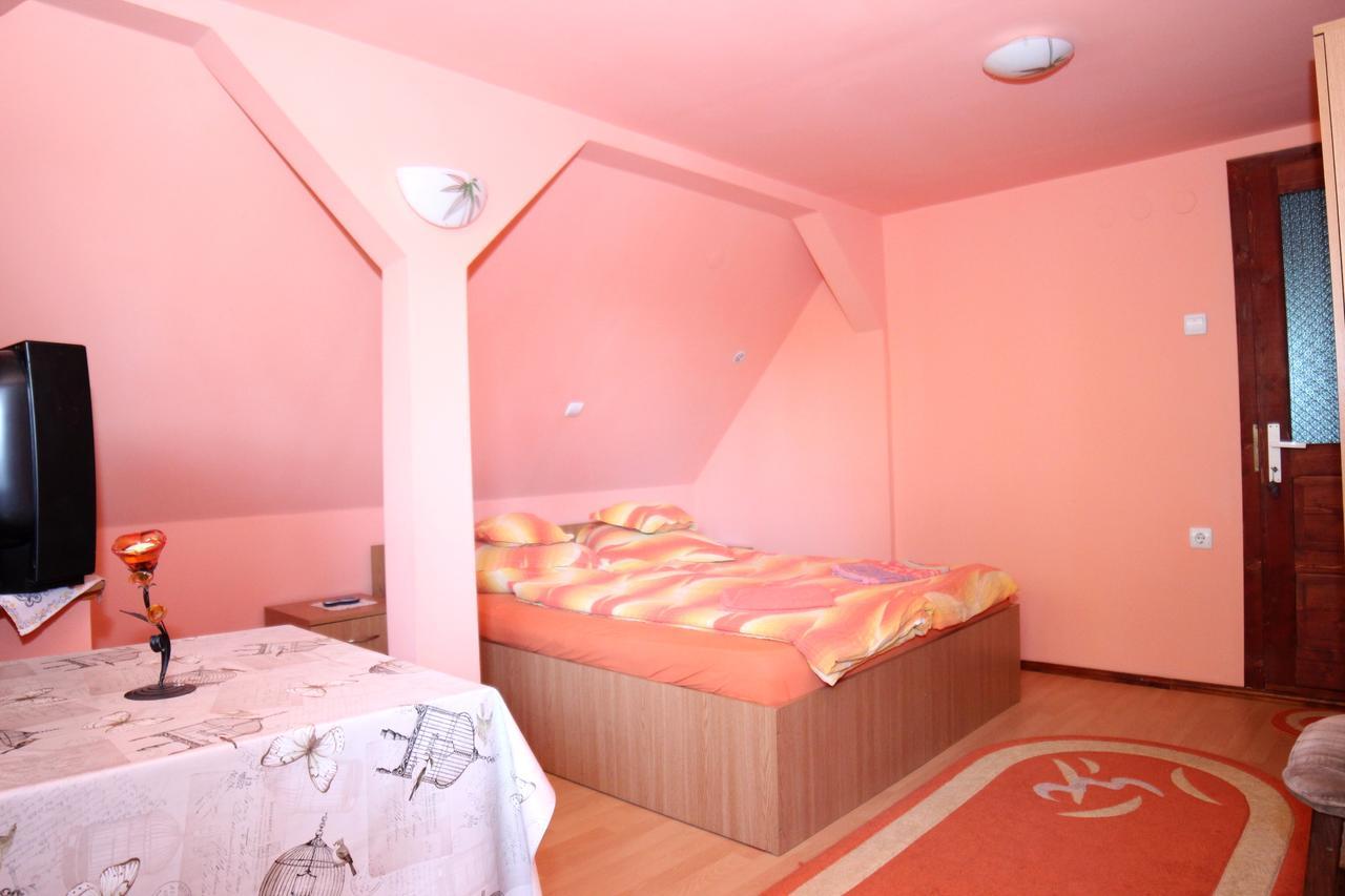 Csergo Ildiko Vendeghaz Hotel Lazarea Bagian luar foto