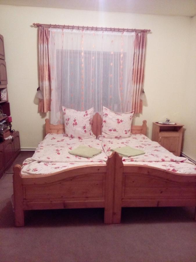 Csergo Ildiko Vendeghaz Hotel Lazarea Bagian luar foto