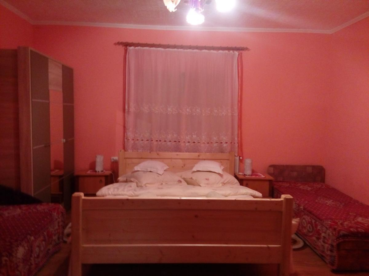 Csergo Ildiko Vendeghaz Hotel Lazarea Bagian luar foto
