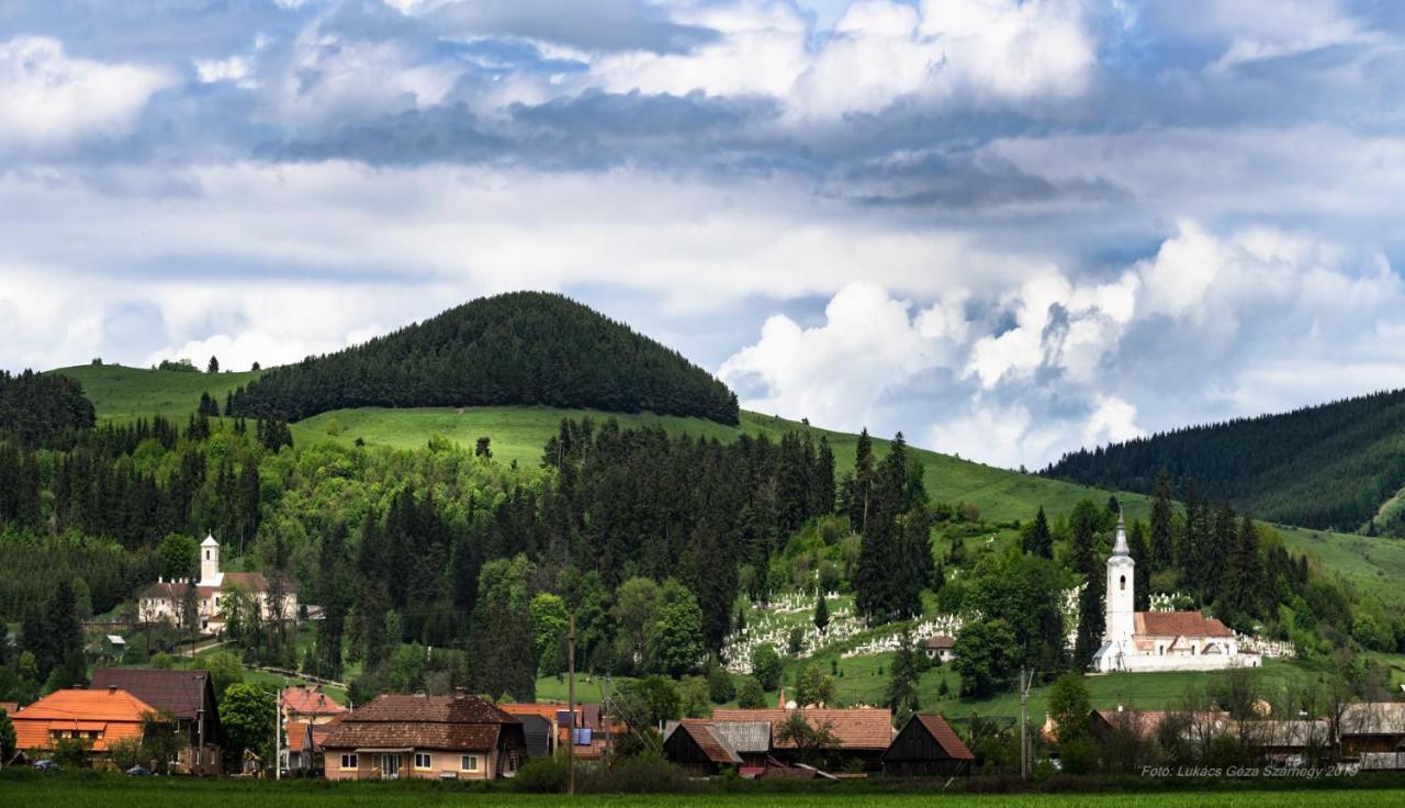 Csergo Ildiko Vendeghaz Hotel Lazarea Bagian luar foto
