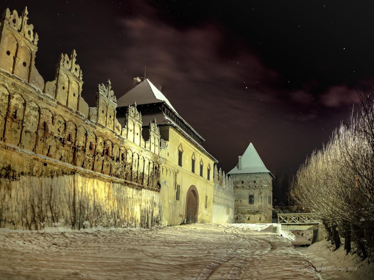 Csergo Ildiko Vendeghaz Hotel Lazarea Bagian luar foto