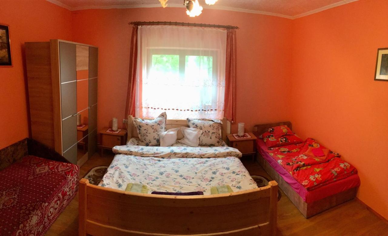 Csergo Ildiko Vendeghaz Hotel Lazarea Bagian luar foto