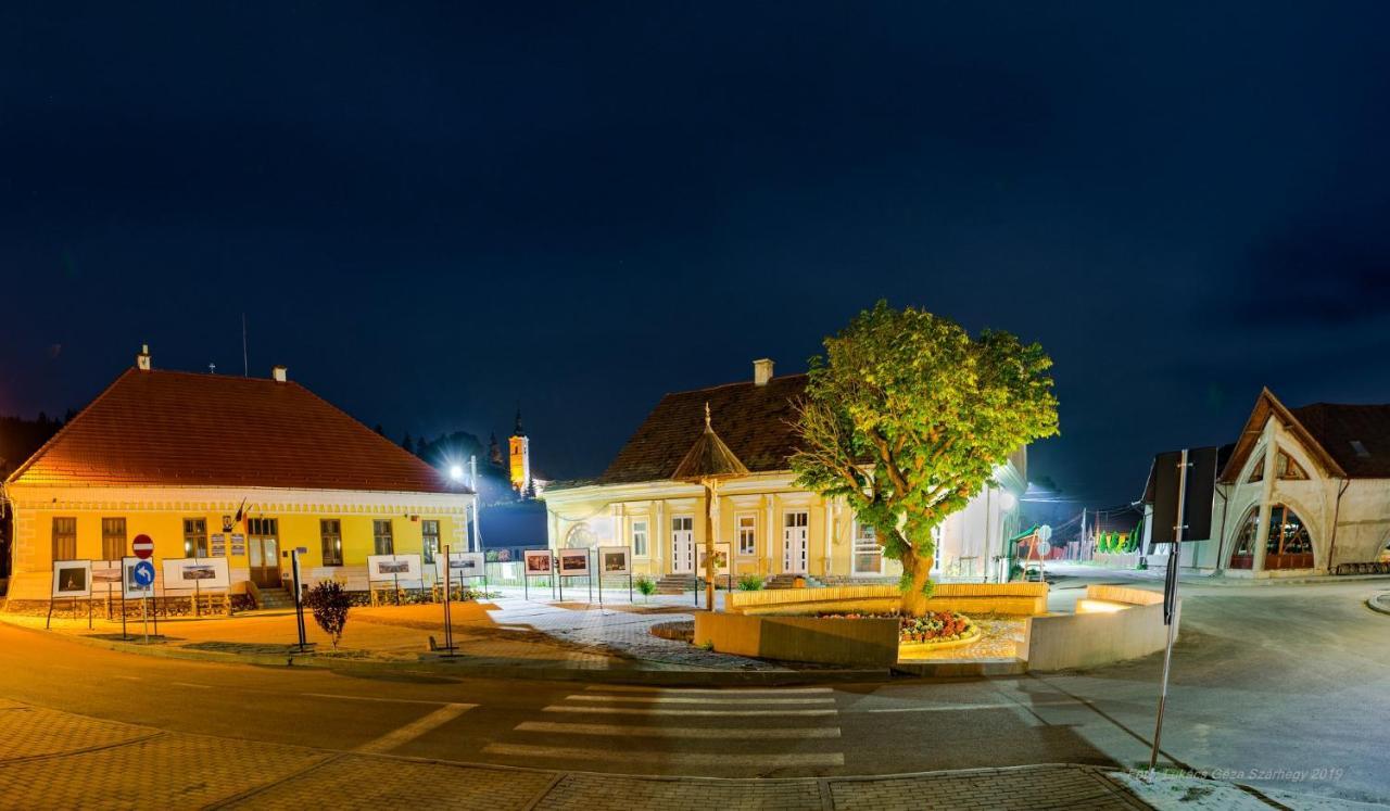 Csergo Ildiko Vendeghaz Hotel Lazarea Bagian luar foto
