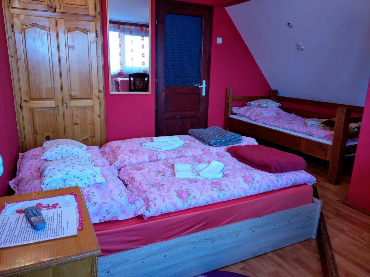Csergo Ildiko Vendeghaz Hotel Lazarea Bagian luar foto