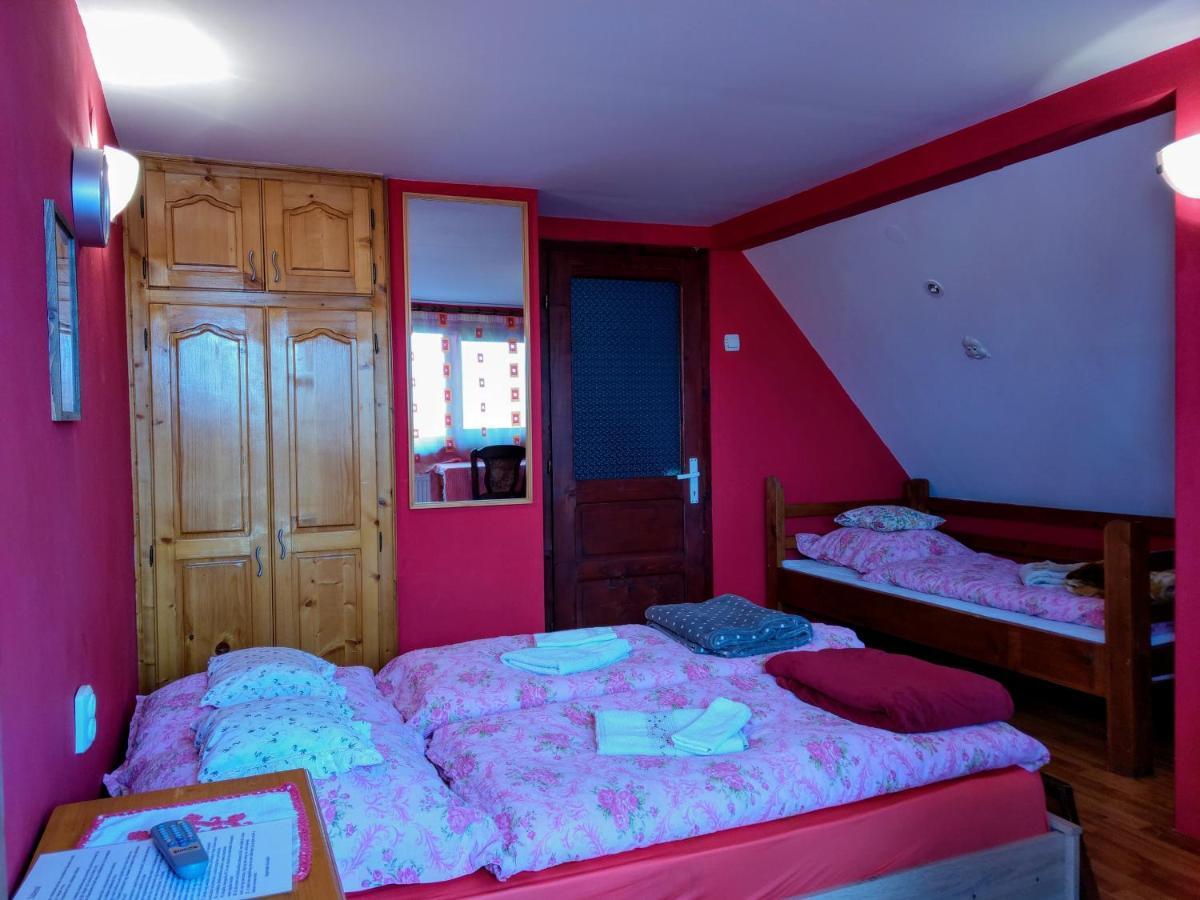 Csergo Ildiko Vendeghaz Hotel Lazarea Bagian luar foto