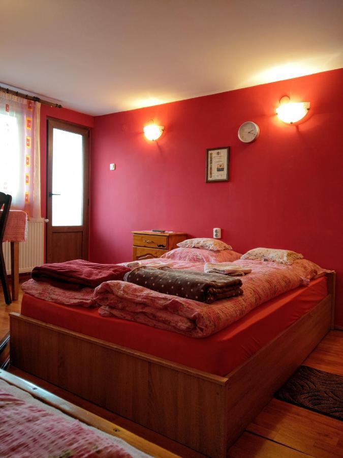 Csergo Ildiko Vendeghaz Hotel Lazarea Bagian luar foto